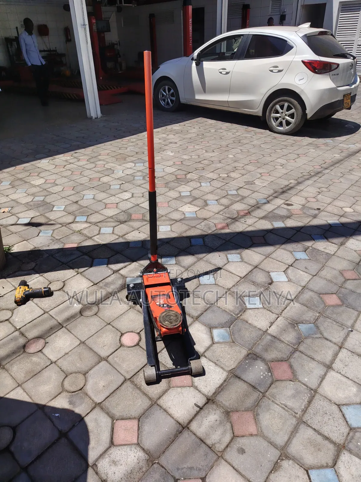Controlled Car Lifting and Lowering 4tns Trolley Jack Sunshine Italy