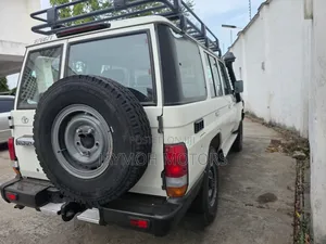 Toyota Land Cruiser 2022 White
