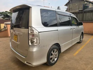 Toyota Voxy 2009 Silver