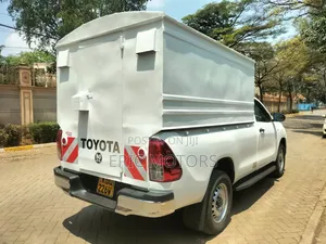 Toyota Hilux 2024 White