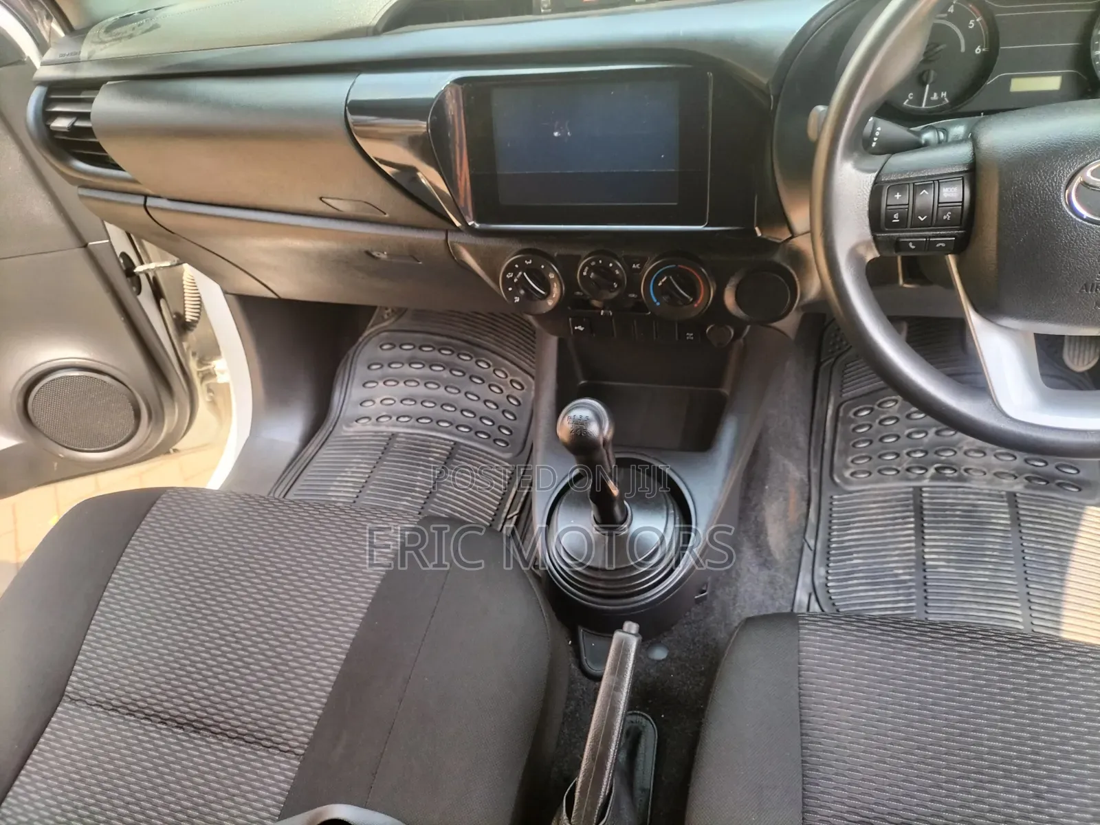 Toyota Hilux 2024 White