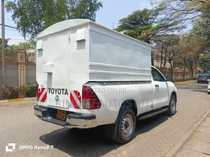 Toyota Hilux 2024 White