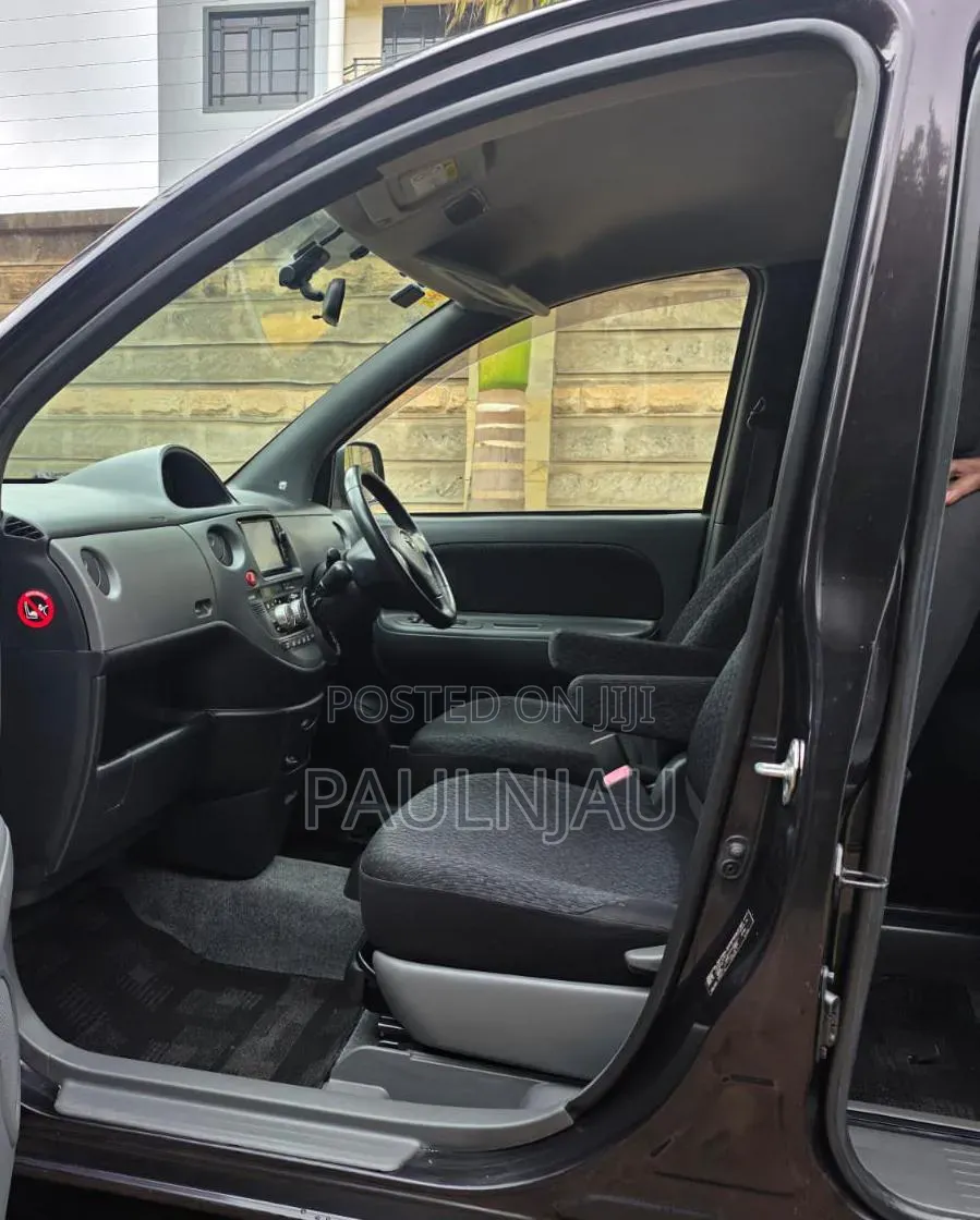 Toyota Sienta 2015