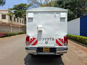 Toyota Hilux 2025 White