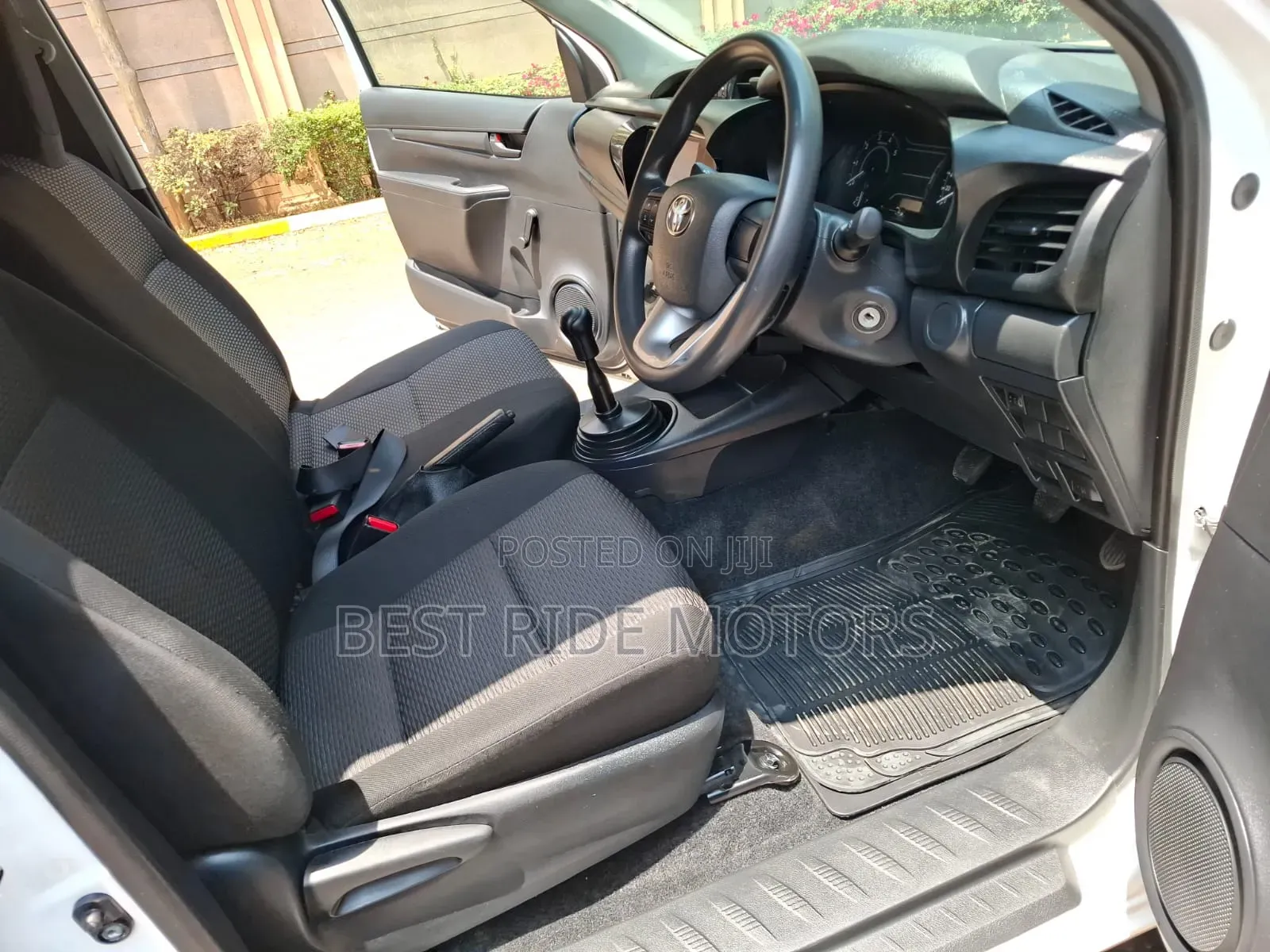 Toyota Hilux 2025 White