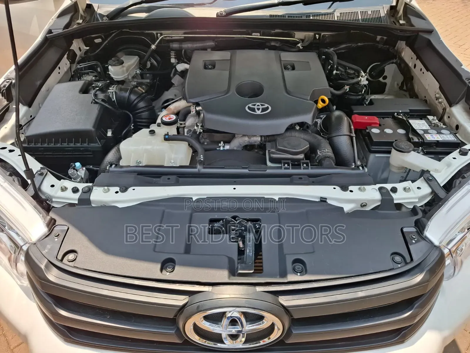 Toyota Hilux 2025 White