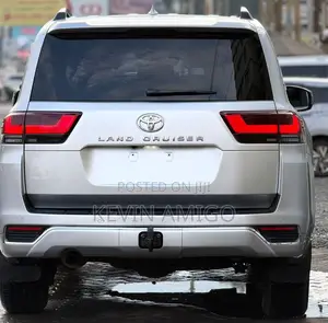 Toyota Land Cruiser LC300 2022 Silver