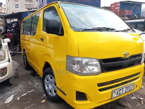 Toyota HiAce 2013 Yellow
