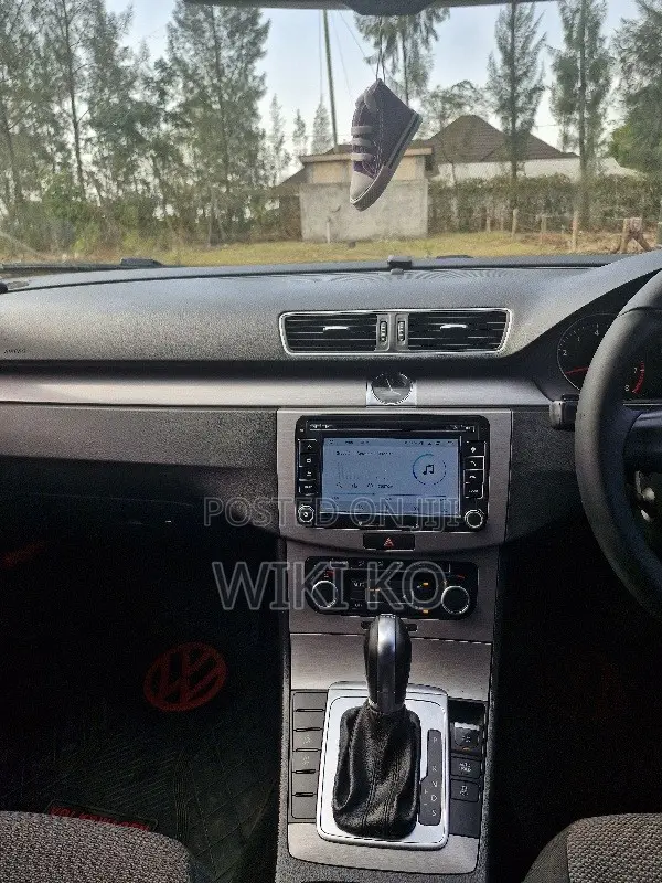 Volkswagen Passat 2011 Silver