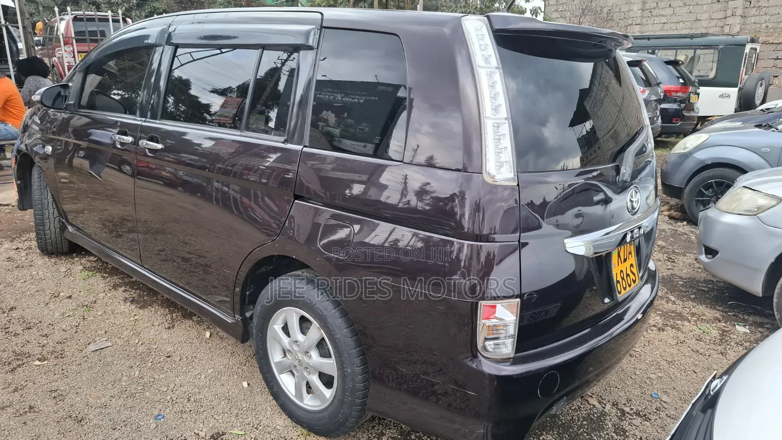 Toyota ISIS 2013 Purple