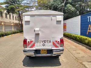 Toyota Hilux 2025 White