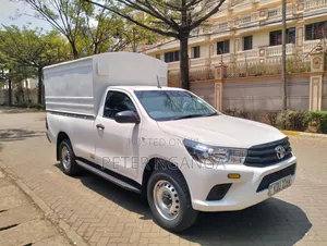 Toyota Hilux 2025 White