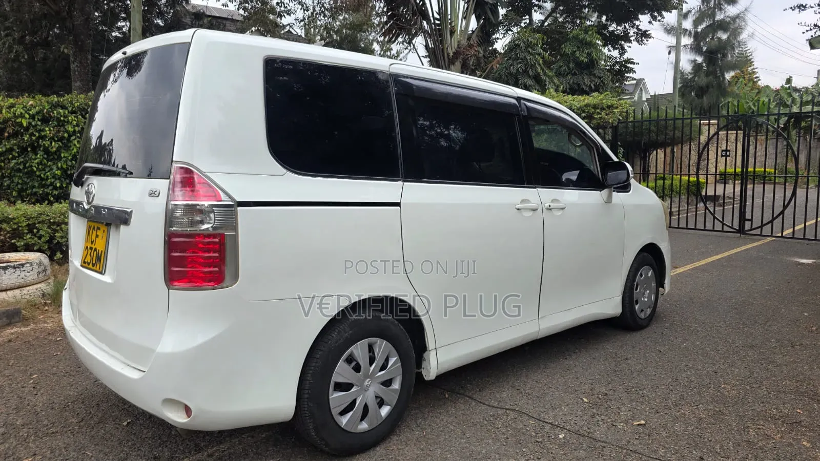 Toyota Noah 2009 White