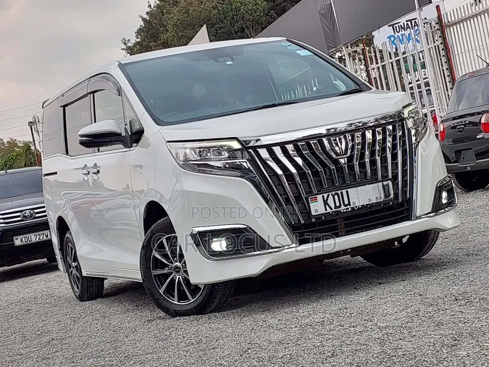 Toyota Esquire 2018 Pearl