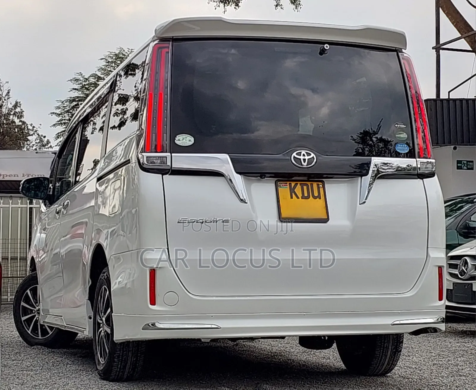 Toyota Esquire 2018 Pearl