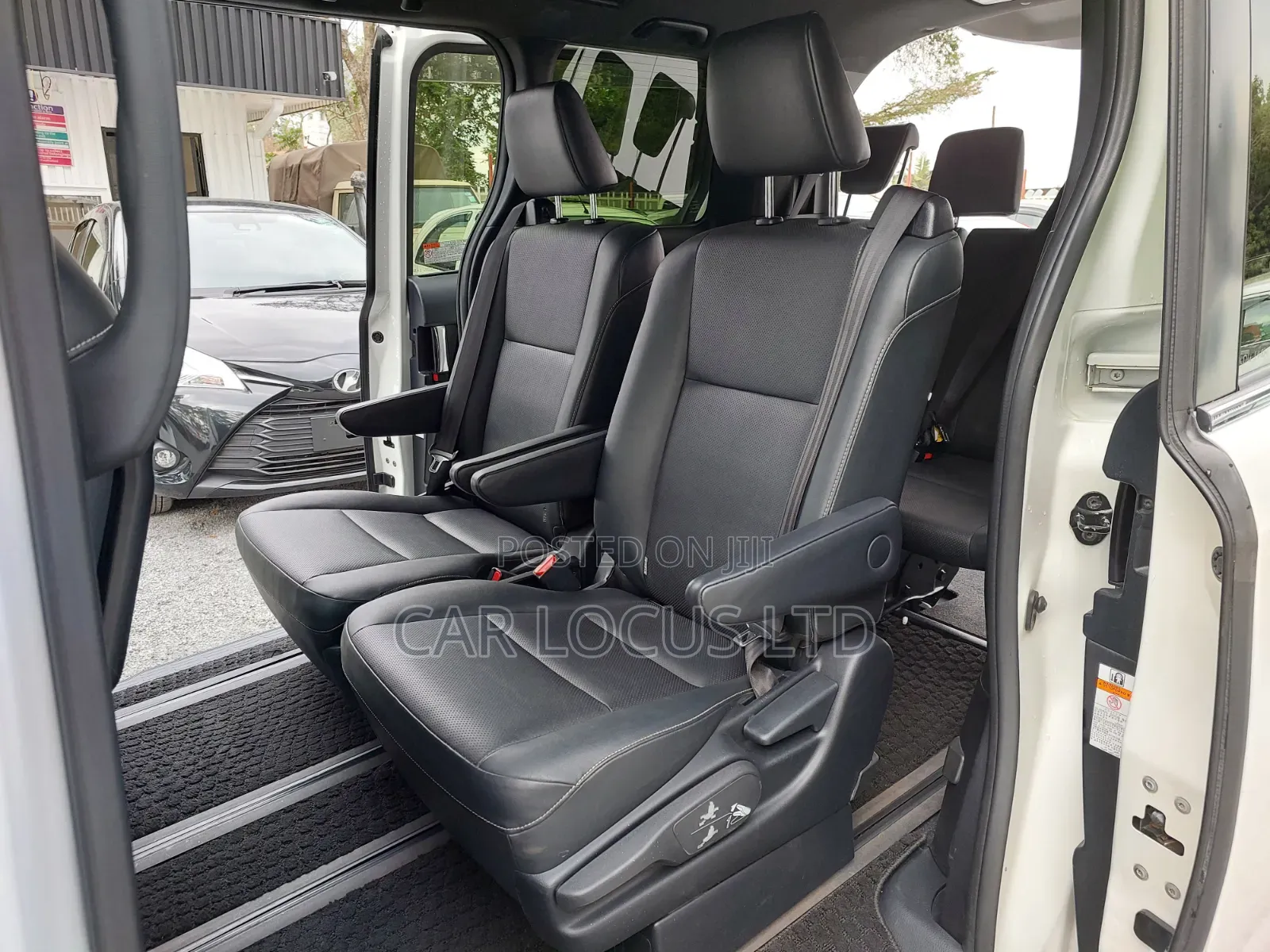 Toyota Esquire 2018 Pearl
