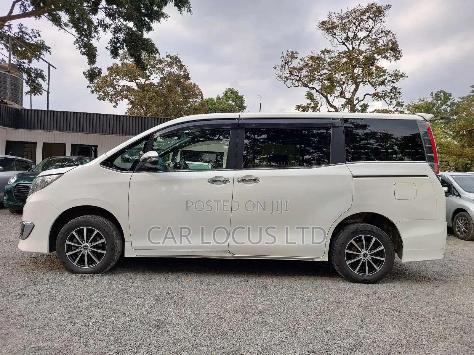Toyota Esquire 2018 Pearl