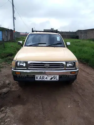 Toyota Hilux 2003 Yellow