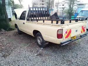 Toyota Hilux 2003 Yellow