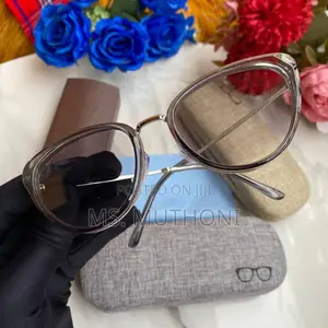 Elegant Cat-Eye Photochromic Framed Sunglasses