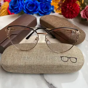 Elegant Cat-Eye Photochromic Framed Sunglasses