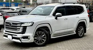 Toyota Land Cruiser LC300 2023 Pearl