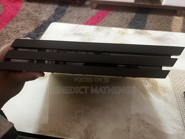 PS4 Pro 1TB + 2 Original Controllers - thumbnail 2
