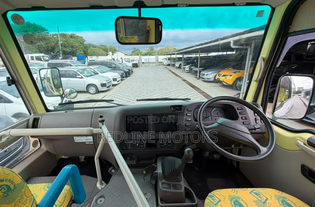 Mitsubishi Fuso Rosa 2019 Yellow