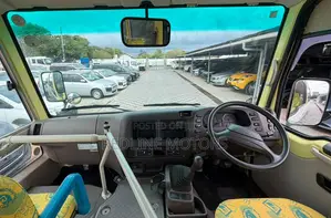 Mitsubishi Fuso Rosa 2019 Yellow