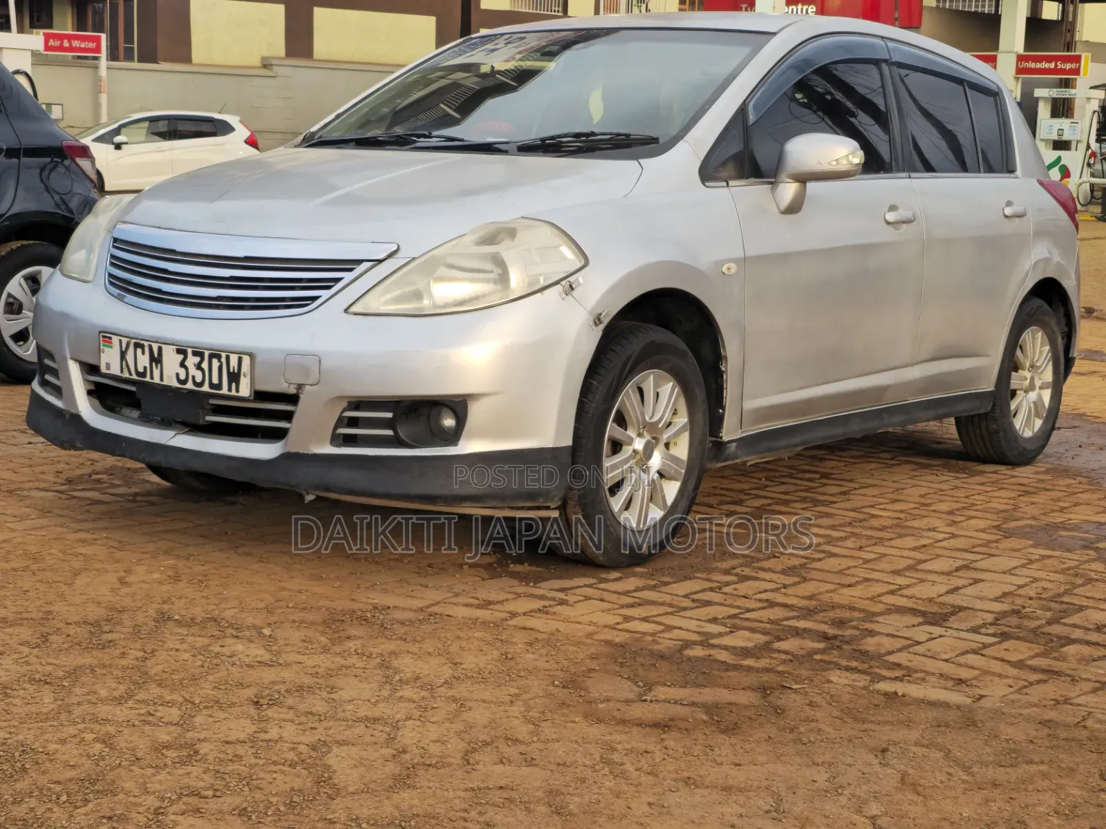 Nissan Tiida 2010 Silver