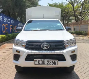 Toyota Hilux 2025 White