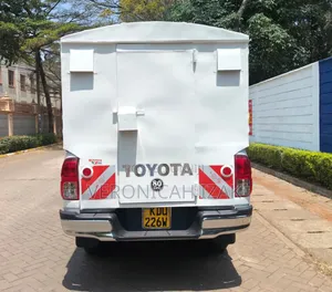 Toyota Hilux 2025 White