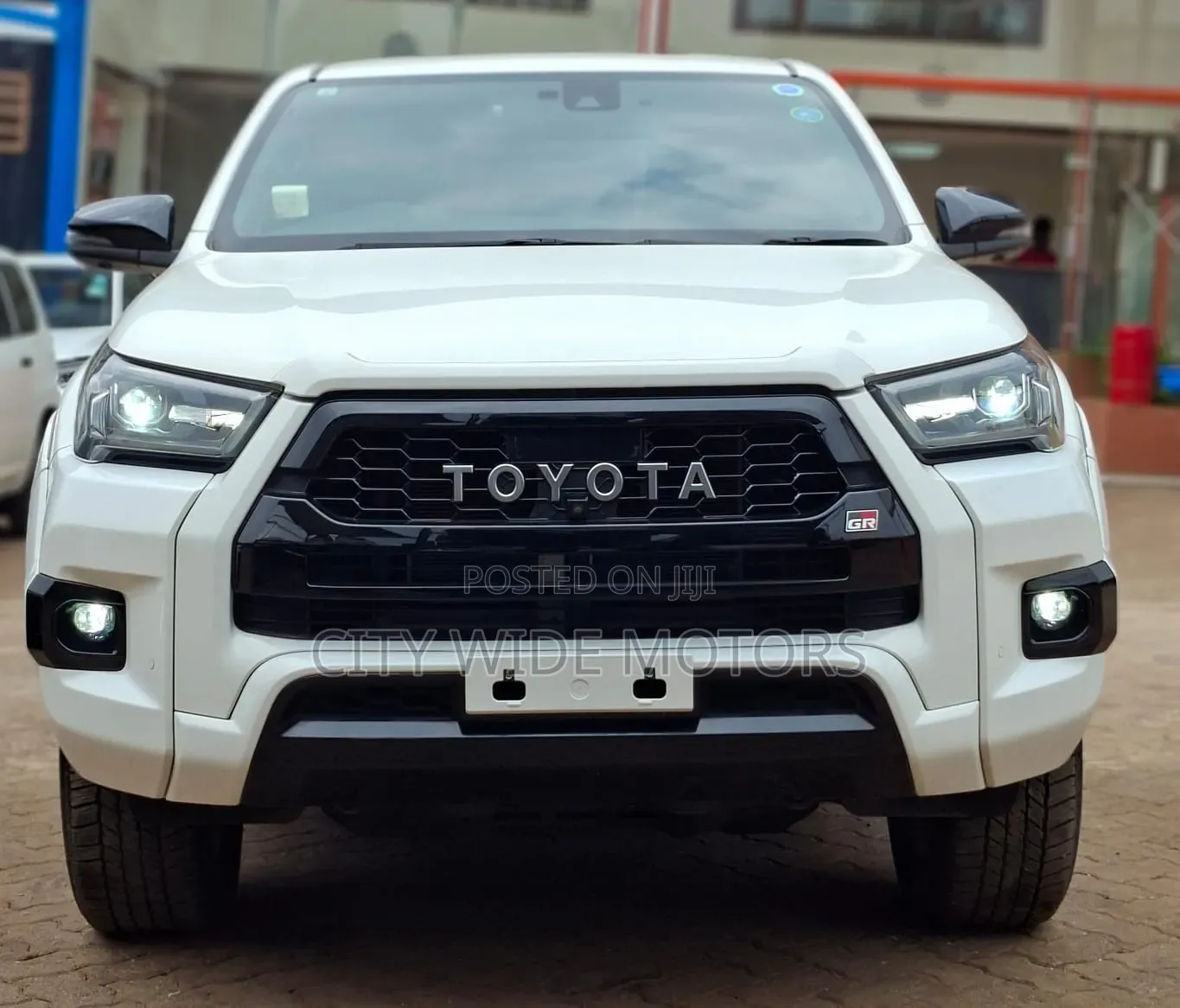 Toyota Hilux 2023 White