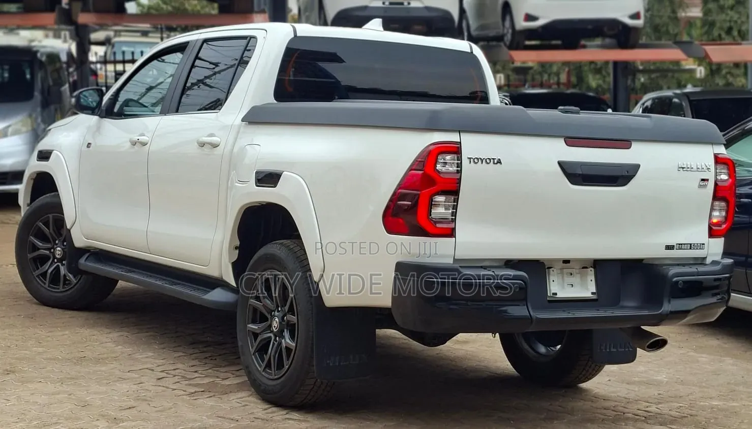 Toyota Hilux 2023 White