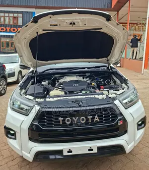 Toyota Hilux 2023 White