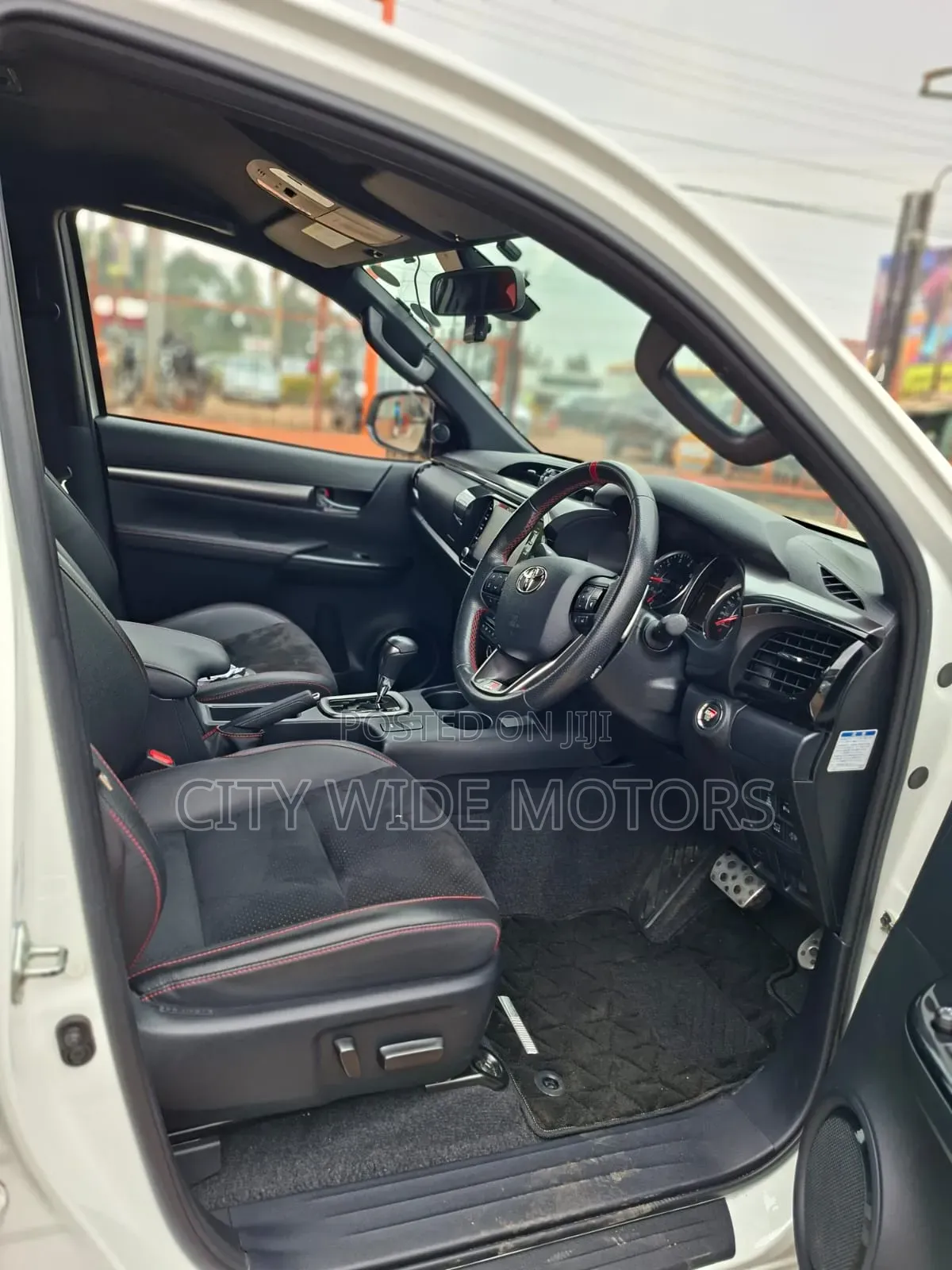 Toyota Hilux 2023 White