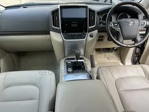Toyota Land Cruiser 4.6 V8 ZX 2019 Gold