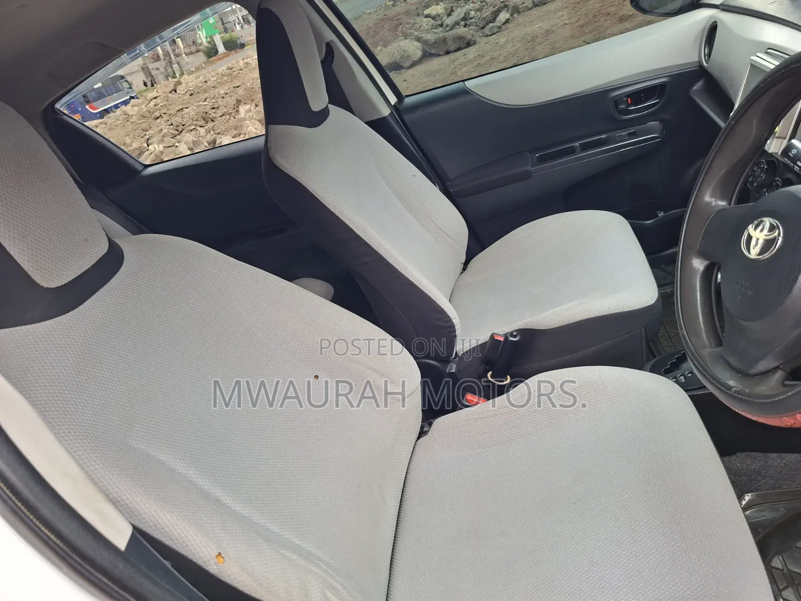 Toyota Vitz 1.3 FWD 5dr 2012 White