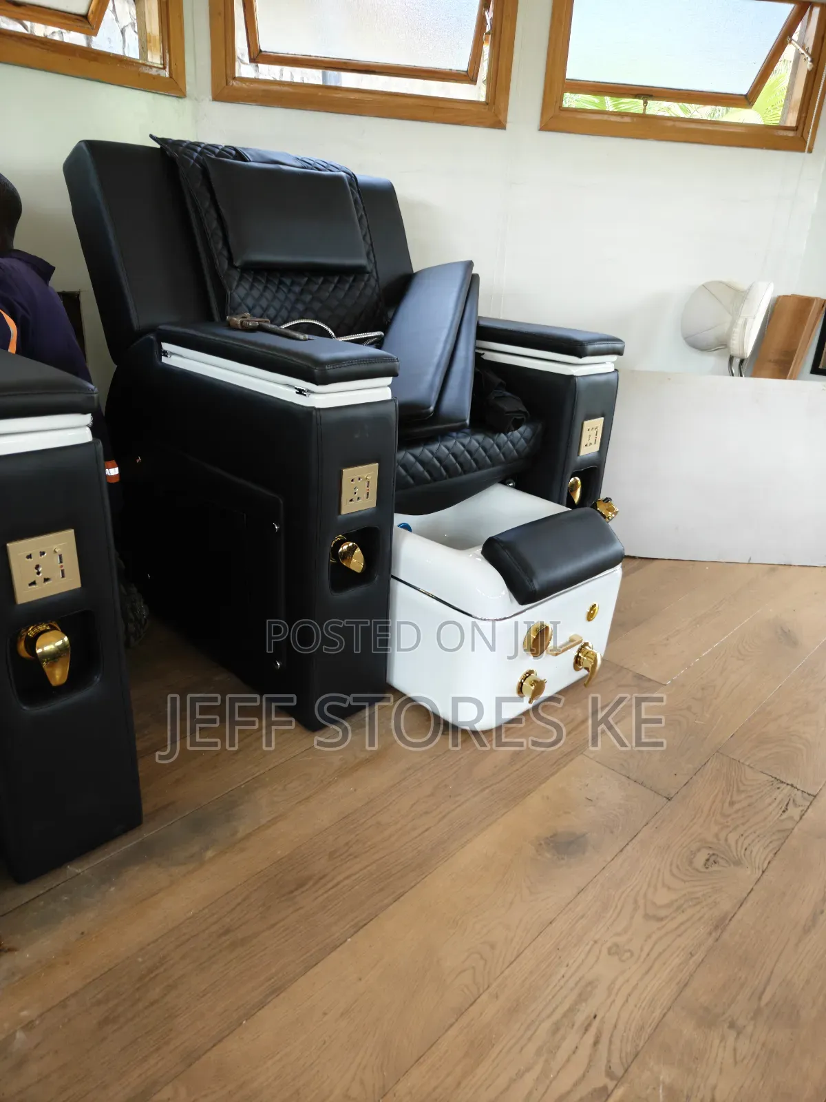 Quality Retractable Black/White Pedicure Seat