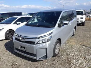 Toyota Voxy 2018 Silver