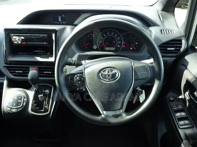 Toyota Voxy 2018 Silver