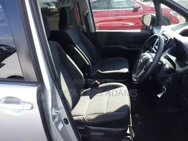 Toyota Voxy 2018 Silver