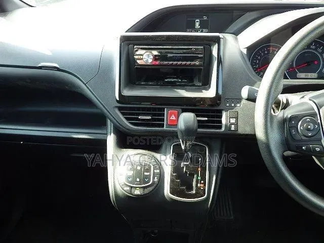 Toyota Voxy 2018 Silver