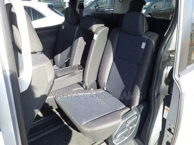 Toyota Voxy 2018 Silver