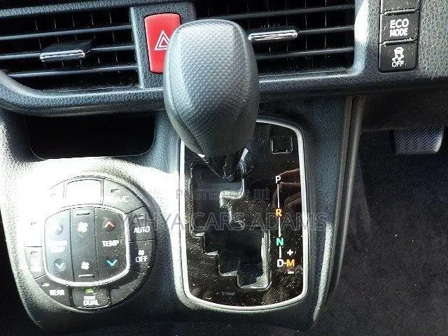 Toyota Voxy 2018 Silver