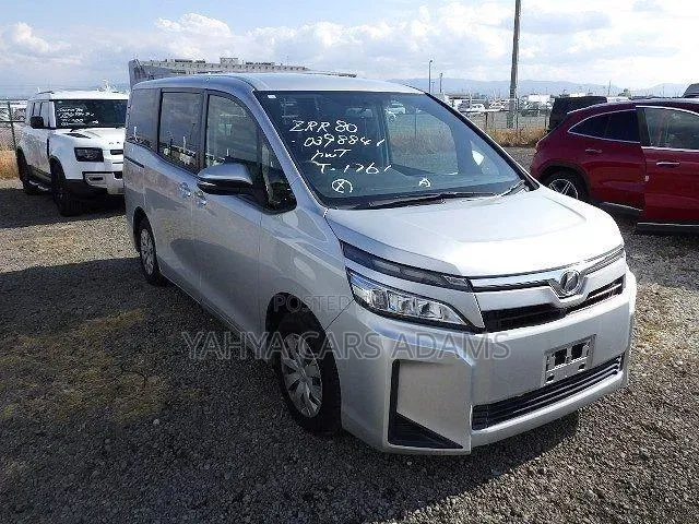 Toyota Voxy 2018 Silver