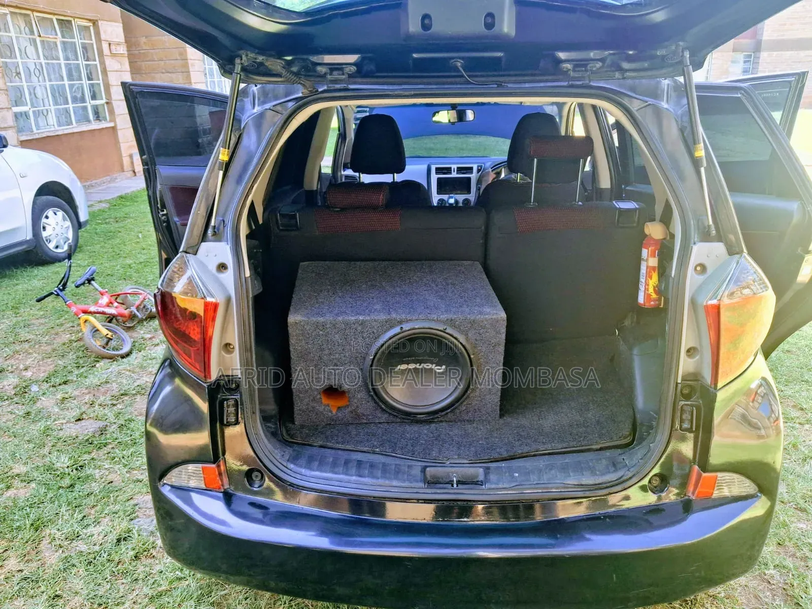 Toyota Ractis 1.3 FWD 2012 Black