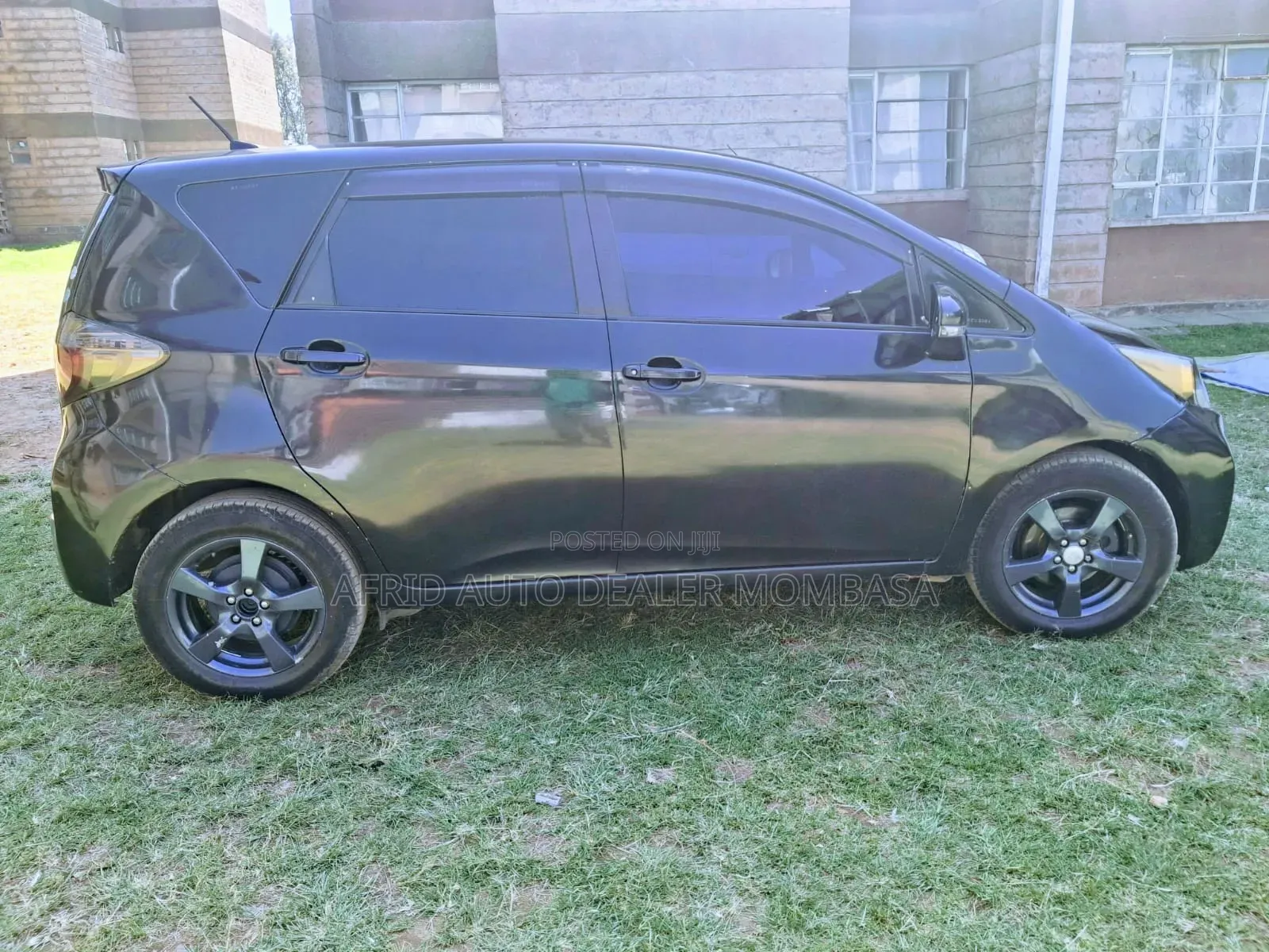 Toyota Ractis 1.3 FWD 2012 Black