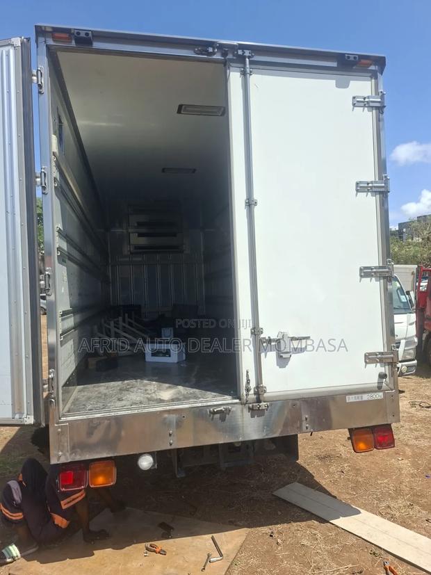 Isuzu Forward 2019 5tonnes - thumbnail 4