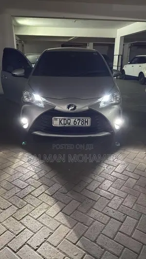 Toyota Vitz 2017 Silver